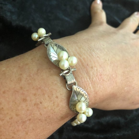 Vintage Ming's Hawaii Sterling Pearl Bracelet - Picture 3 of 9